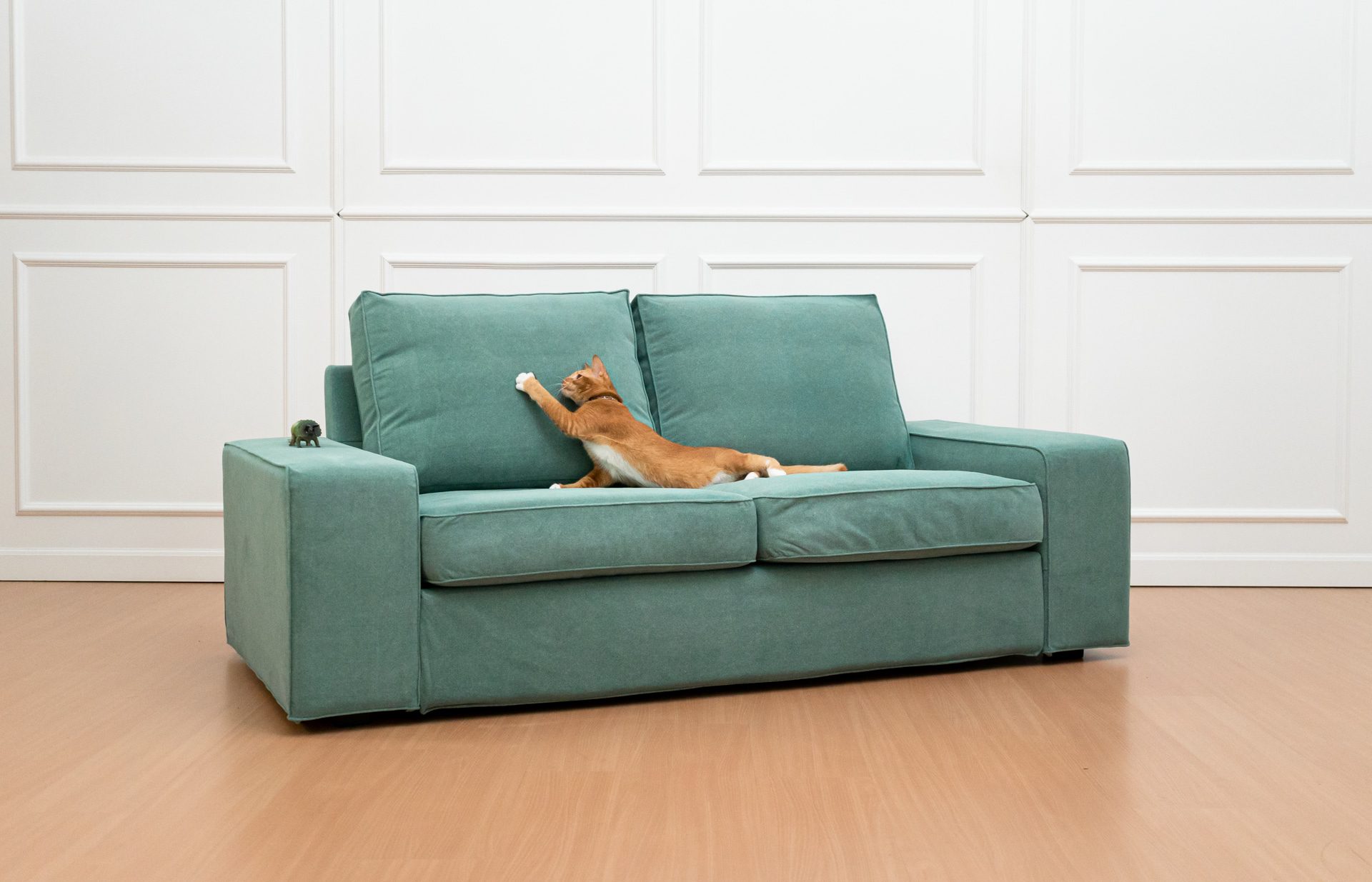 Soldaat Malawi Reageren Where to get the ultimate cat proof couch - without buying a new one |  Comfort Works Blog & Sofa Resources