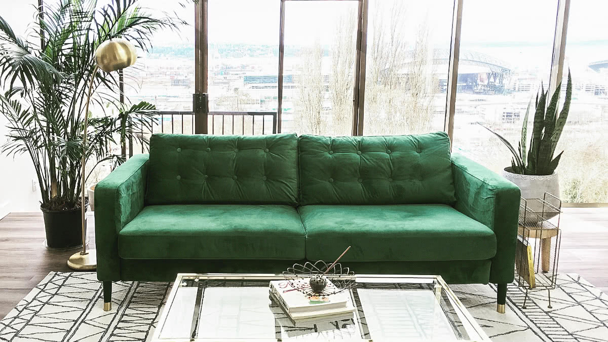 グリーンのソファ – 前衛的なのか、はたまた異様な色なのか