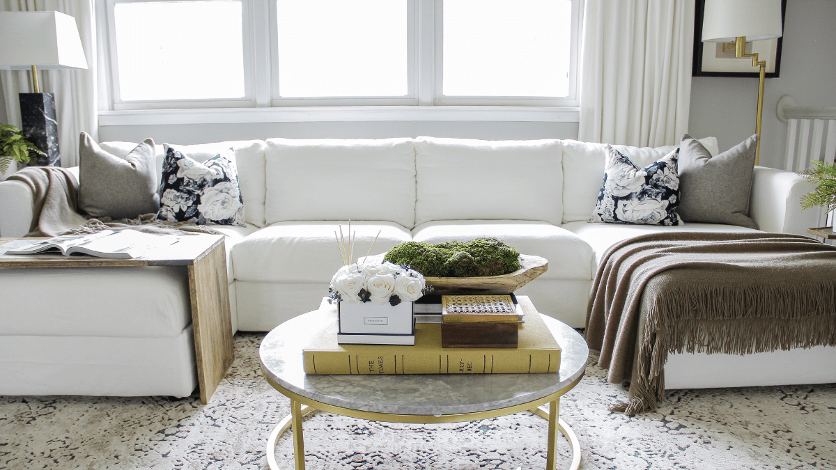 Finnala slipcovers in white cotton in a beautiful living room
