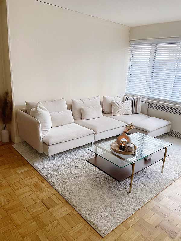 リビングが狭い場合は壁際にソファを配置して床の面積を広く見せる